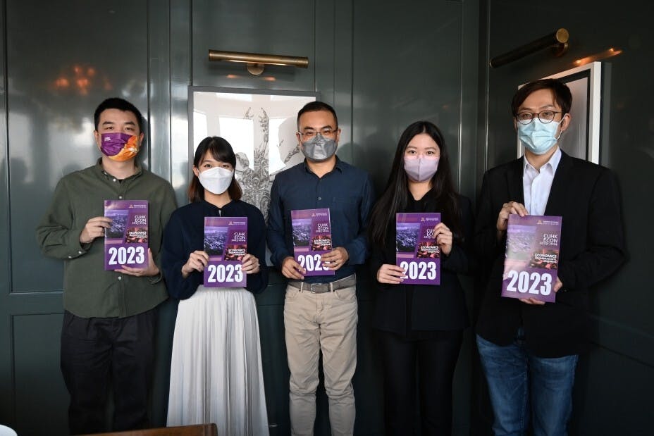 中大經濟學系主任宋錚教授（中）與教職員及學生會見傳媒。