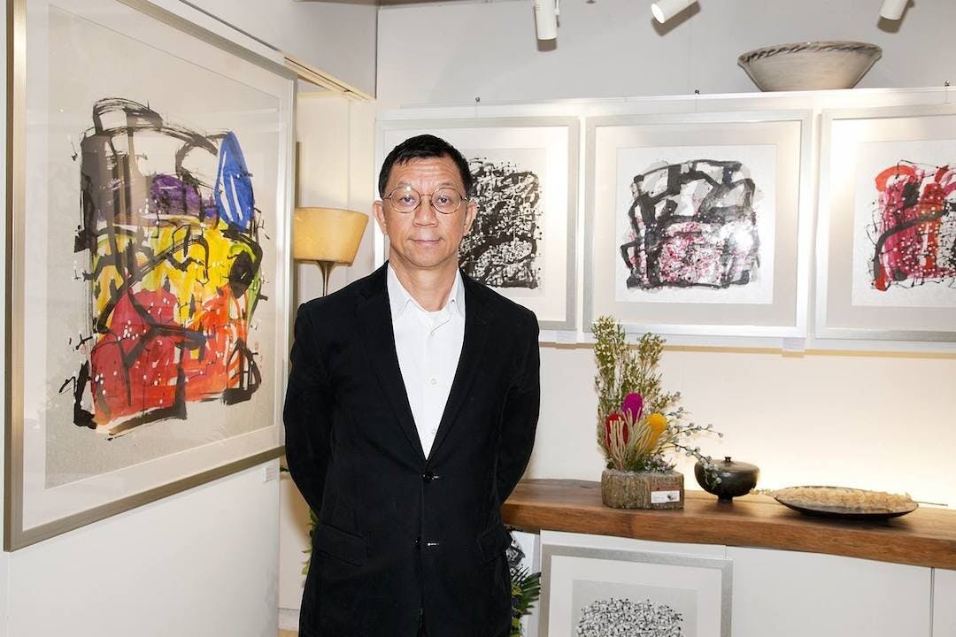 Terence說：「藝術使人重新思考，創造出新的空間來。」餐廳掛滿他的作品，跟着他學陶藝的學生，皆有自己風格。（GITONE 梓桐堂 Facebook）