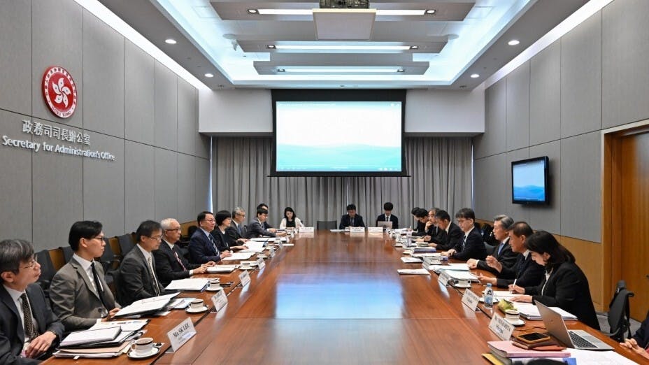 政務司司長陳國基（左五）和環境及生態局局長謝展寰（左四）7月12日與日本駐港總領事岡田健一（右三）會面。（政府新聞處）