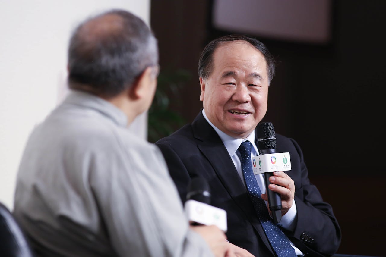 莫言這樣比喻文學：「古人的身體即便化作塵埃，頭髮依然存在。人沒有頭髮依然能夠活得很好，他們不會因為失去了頭髮而活不下來，但頭髮稀疏者，往往渴望有一頭濃密的頭髮。」（團結香港基金）