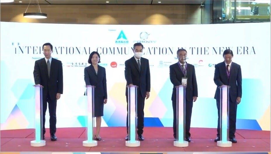 左起：行政會議召集人陳智思、中聯辦副主任盧新寧、梁振英、外交部駐港特派員公署副特派員楊義瑞、蜚聲文化主席胡曉明擔任論壇主禮嘉賓。