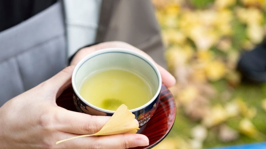一個人的茶席，濃也罷、淡也罷，溫暖了自己的心。（Shutterstock）
