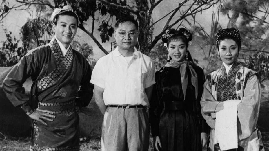 1960年，金庸與《神鵰俠侶》電影主角合照。左起：謝賢、金庸、南紅、梁素琴。（香港文化博物館）