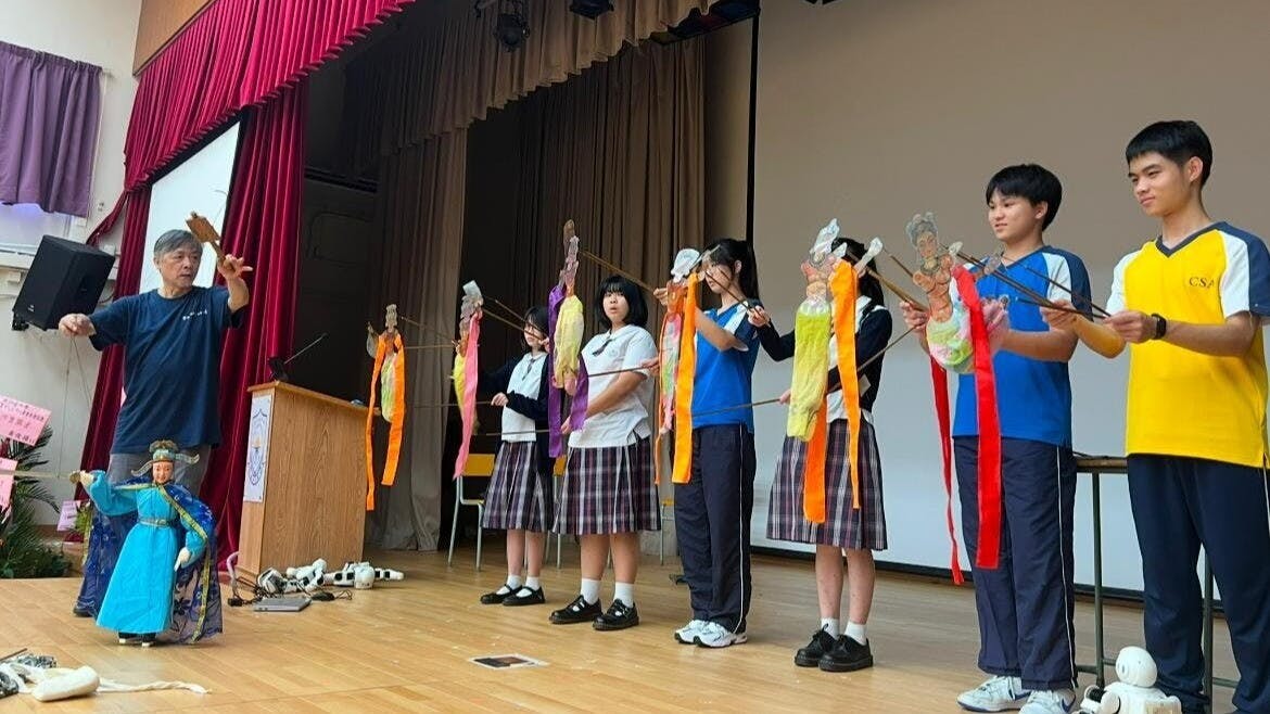 學校聘請了一位資深的皮影木偶師傅──黃暉師傅來教導同學關於皮影木偶的歷史文化、操作方式及排練劇目。（作者圖片）