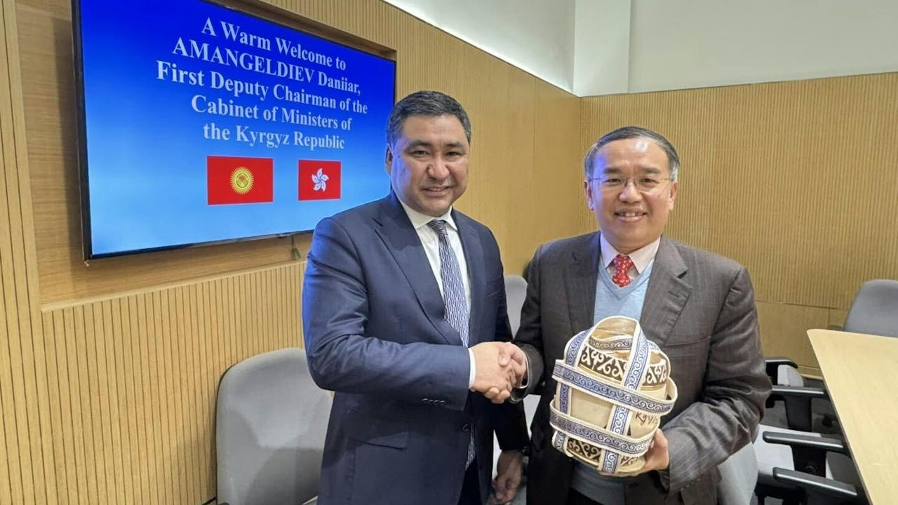 許正宇（右）與吉爾吉斯共和國內閣第一副總理Amangeldiev Daniiar（左）會面，商討計劃來年在香港發行人民幣和美元債券。（財庫局Facebook）