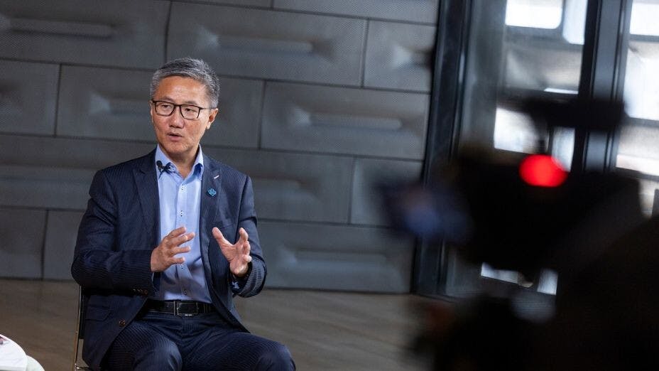 蕭澤頤認為，不同的工作崗位夥拍不同下屬，自己每天都在學習。（香港賽馬會《駿步人生》）