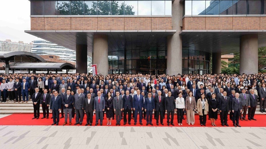 理大舉行升旗儀式慶祝正名大學30周年，逾千名嘉賓、師生和校友到場共賀校慶。