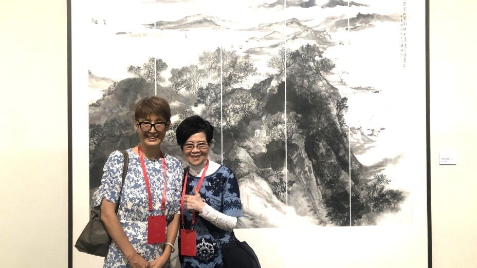作者（右）與惲娟在畫展上合影。