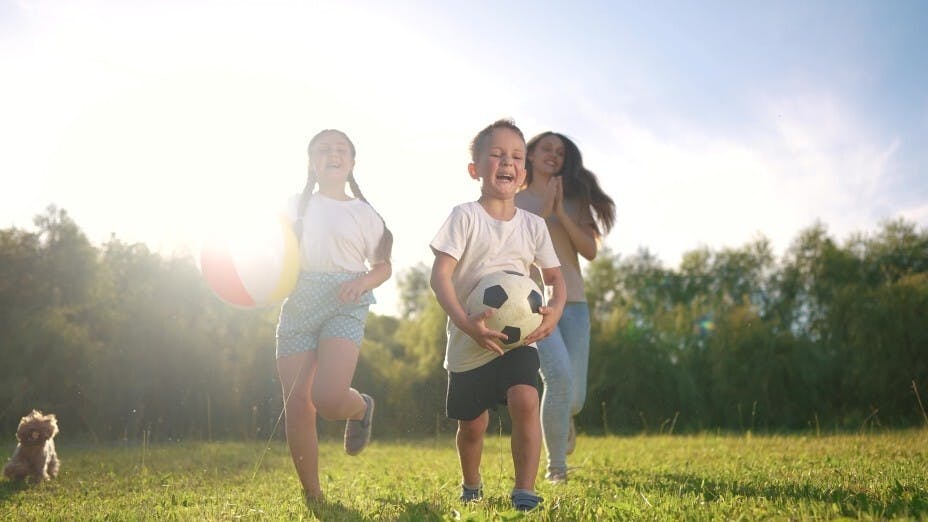 孩子僅僅有父母的愛是不夠的。（Shutterstock）