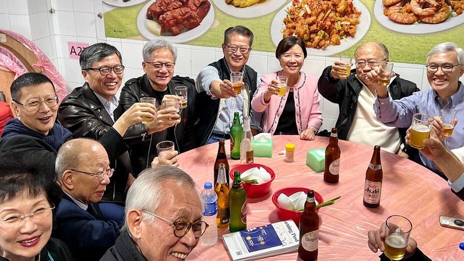 周六晚陳茂波在深水埗參與了一個餐聚，與創科界和本地大學的朋友一起交流對創科發展和人才培育的看法。（政府新聞處）