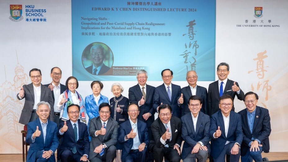 陳坤耀教授（後排右三）、李效良教授（後排右四）與參與者合照，當中不乏前政府官員。