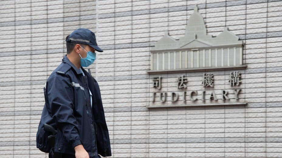 法官在判詞指出，由於案件涉及串謀控罪，《港區國安法》第22條處罰級別不完全適用，但可以參考。（Shutterstock）