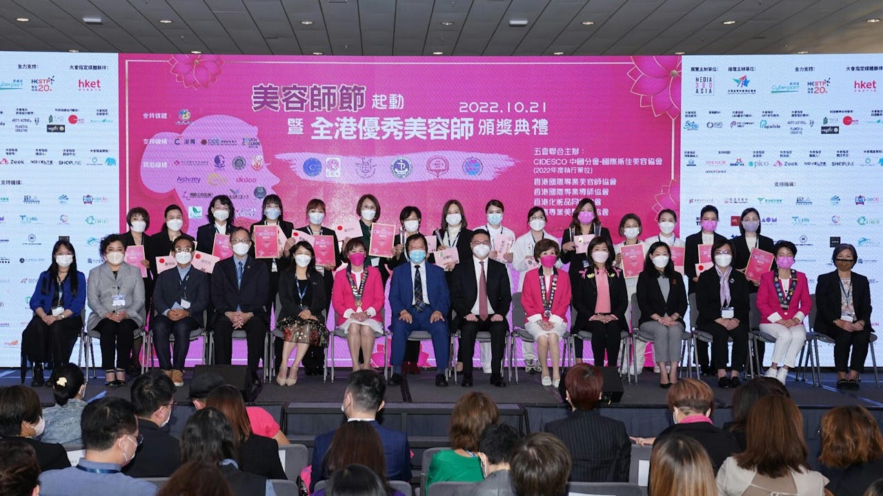 優秀美容師最後15強與嘉賓合照。
