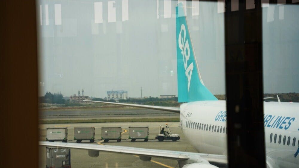 當老家東北的T哥在小年當天接到大灣區航空通知，原訂下個月一家人去韓國旅遊的機票被取消，心裏很不爽。（Shutterstock）