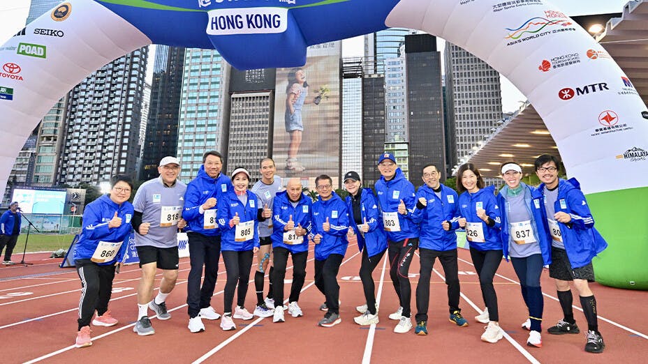 陳茂波出席渣打香港馬拉松其中一場賽事的開跑禮和頒獎禮，與一眾跑手分享他們的喜悅。