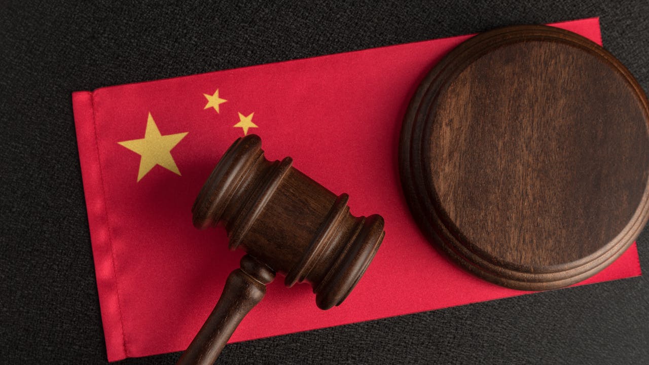 依據《刑事訴訟法》，委託辯護優先於法律援助辯護。