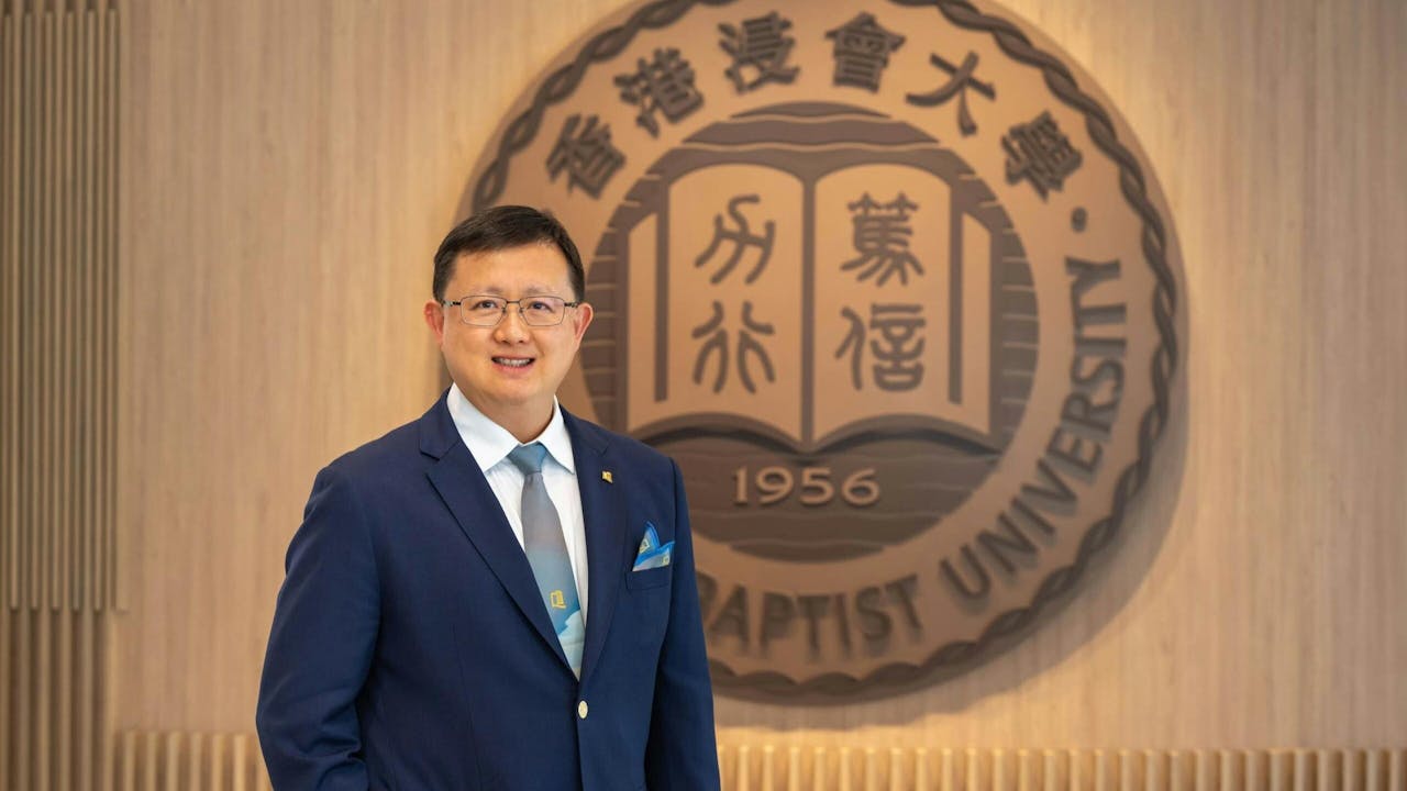 黃英豪博士在過去23年來，擔任校內不同角色，親身經歷並見證浸大的蛻變與成長。（浸大圖片）