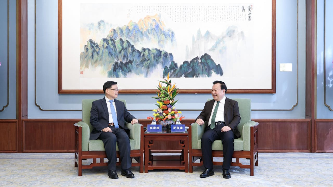 港澳辦主任夏寶龍（右）在北京會見行政長官李家超（左）。（政府新聞處）