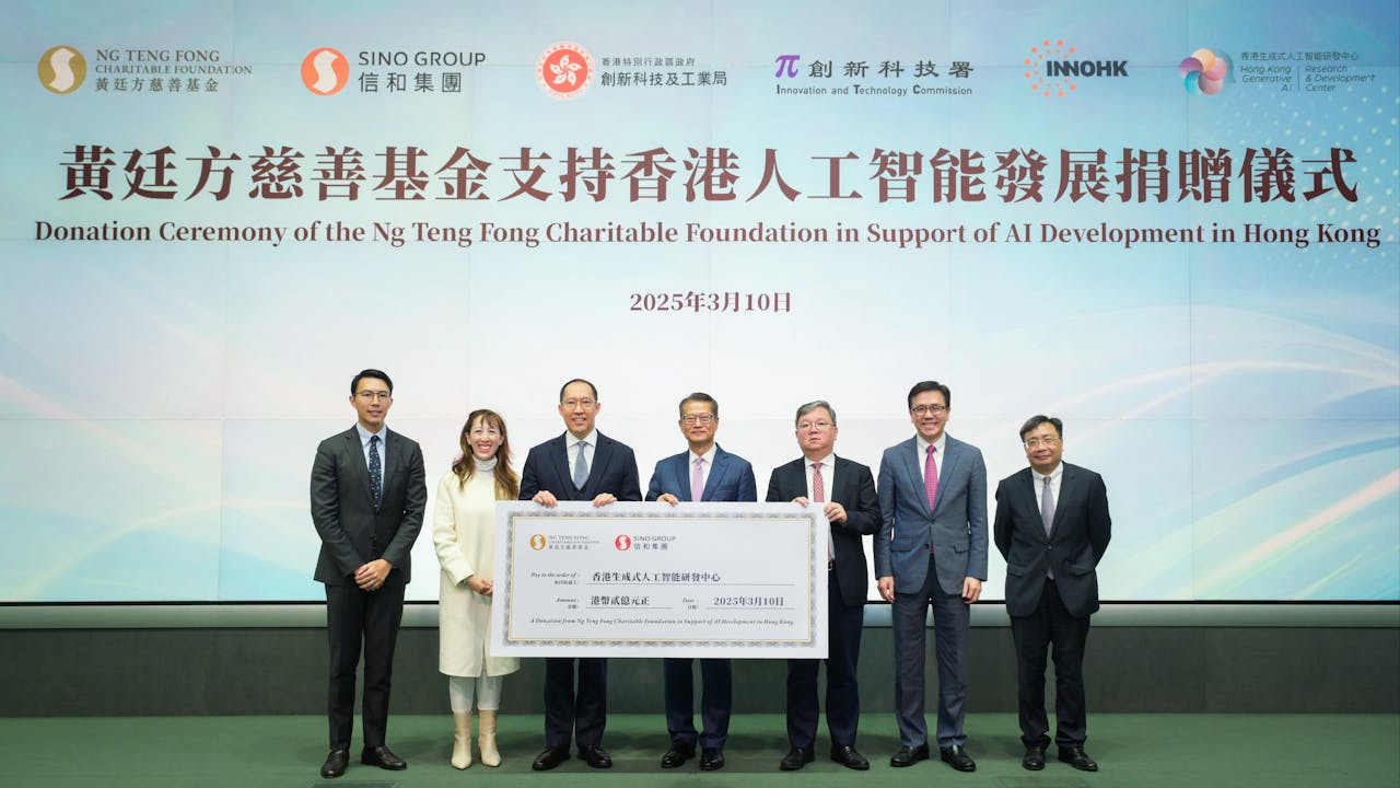 財政司司長陳茂波（中）、創新科技及工業局局長孫東教授（右二）、創新科技署署長李國彬先生（右一）、科大首席副校長兼InnoHK香港生成式人工智能研發中心主任郭毅可教授（右三）、黃廷方慈善基金董事暨信和集團副主席黃永光（左三）、黃廷方慈善基金董事暨信和集團慈善事務董事黃敏華（左二），黃廷方慈善基金董事暨信和集團集團聯席董事黃永龍（左一）嘉賓出席捐贈儀式，見證及表達對香港AI科技發展的支持。