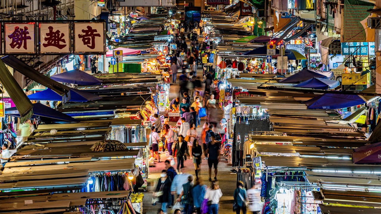 香港已陷入一個無法調整、無法競爭、無法進步的狀態與怪圈。（Shutterstock）