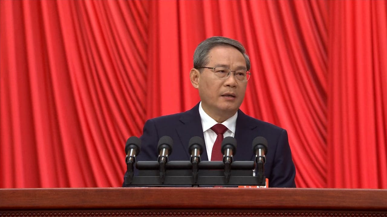 李強在工作報告中表示，香港和澳門都必須發展經濟、改善民生，深化國際交往合作，更好融入國家發展大局。（兩會直播截圖）