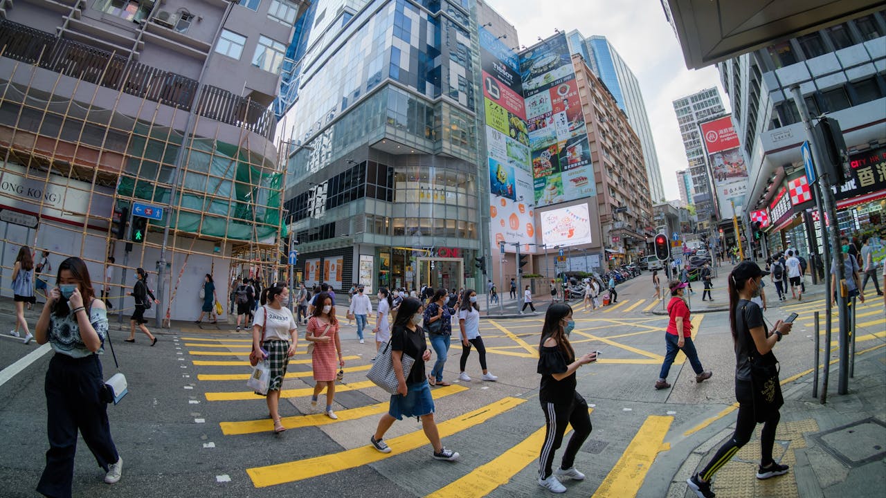 在香港買樓的外來人士及買多一個單位的香港人，基本都要多付15%，最多要付30%「辣招稅」。（Shutterstock）