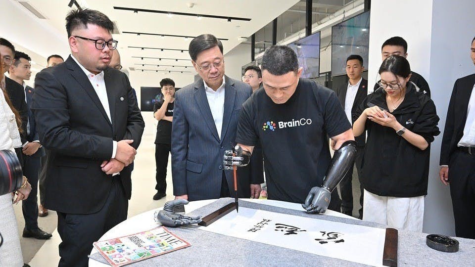 李家超參觀強腦科技，了解智能仿生手及仿生腿等高科技產品。（政府新聞處）