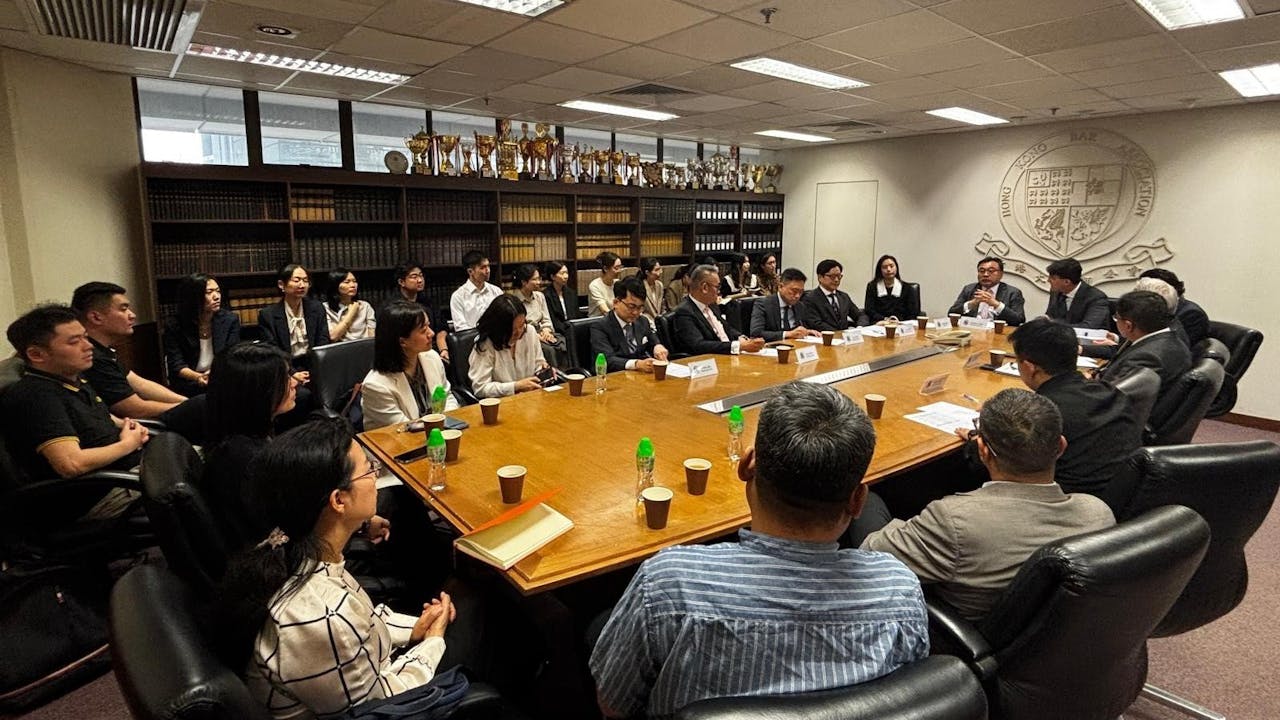 在香港城市大學修讀法學碩士及博士的內地法官及司法人員訪問大律師公會。（香港大律師公會提供）