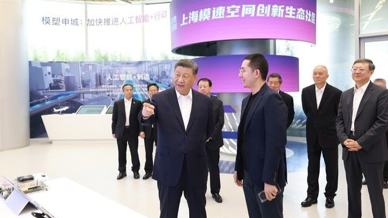 習近平在位於徐匯區的上海「模速空間」大模型創新生態社區，參觀大模型產品展示。 （中國政府網）