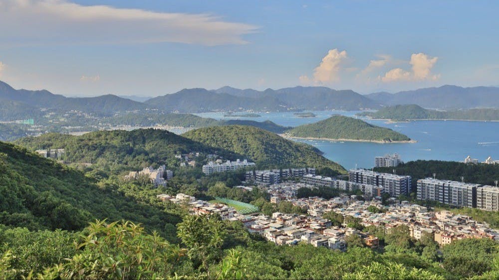 大埔新娘潭路，北起鹿頸，南至烏蛟騰一段，東面一片臨海丘陵地，沒有車路，有的是村與村之間的古道，或郊遊徑。（Shutterstock）