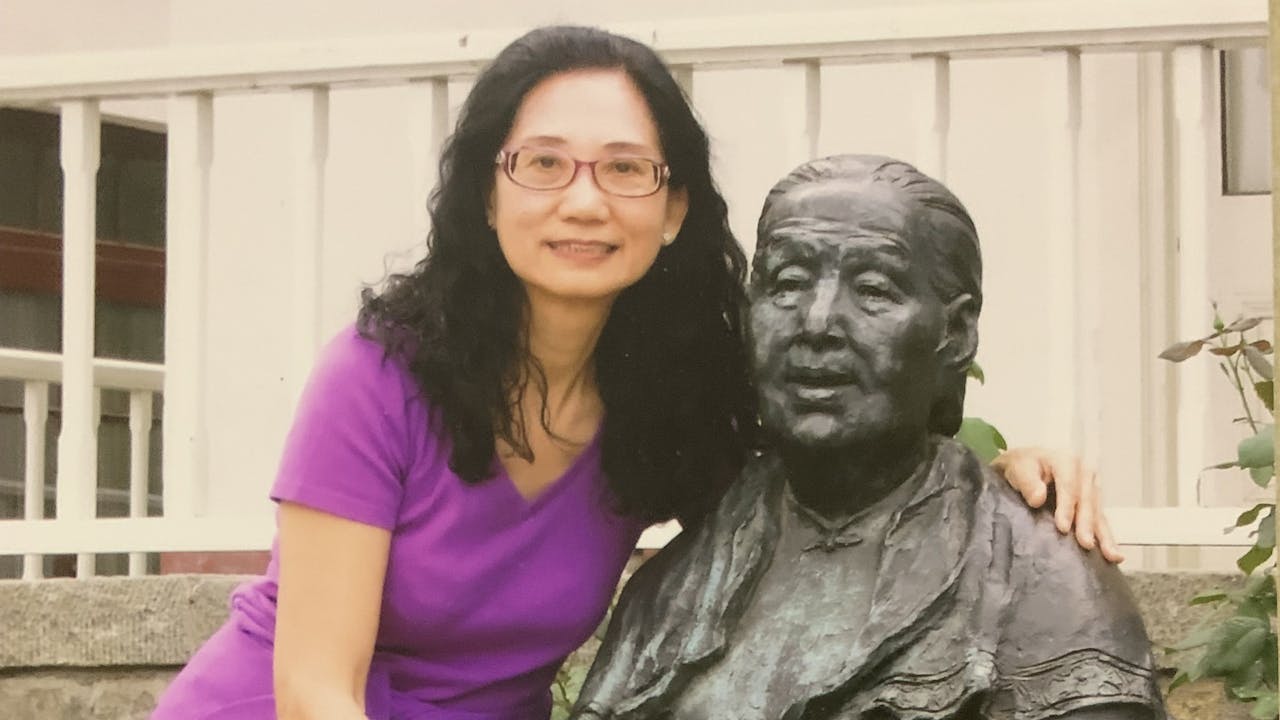 2012年6月，作者到訪山東煙台，與冰心的雕像合影。