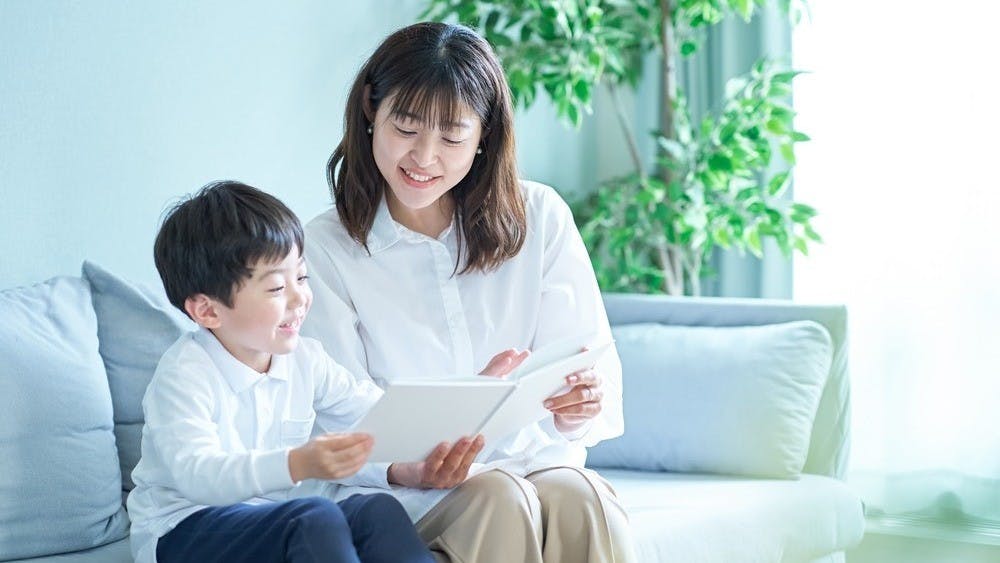兒童文學是不是除了兒童外，也該成為成年人的知己、家長的知己？（Shutterstock）