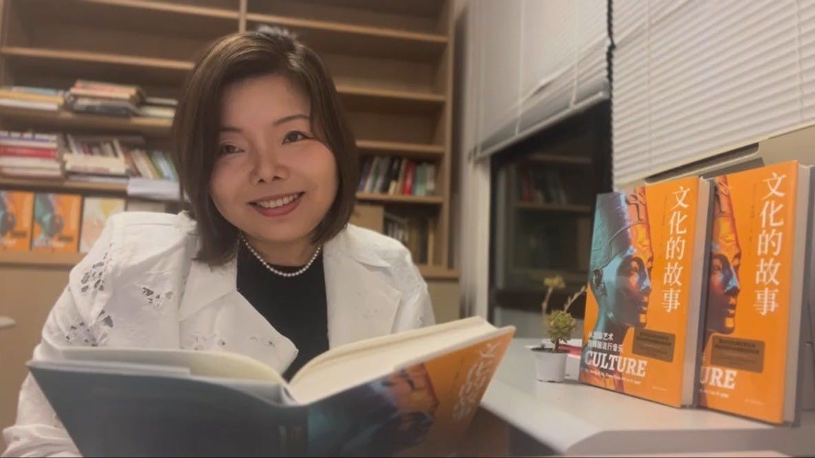 黃峪是翻譯好手，並為所譯書藉《文化的故事》擔任導賞員。