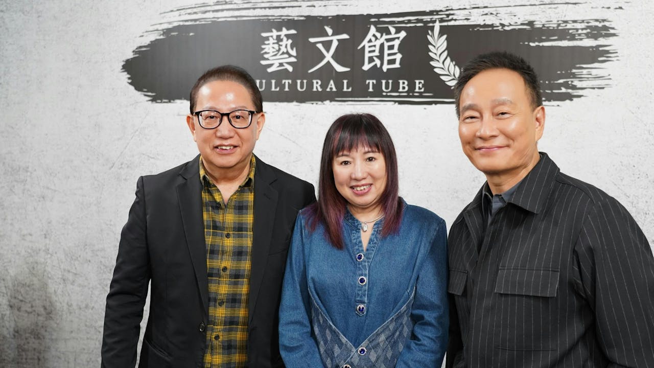 作者（右）與監製劉家豪（左）和梅小青合影。（作者提供）