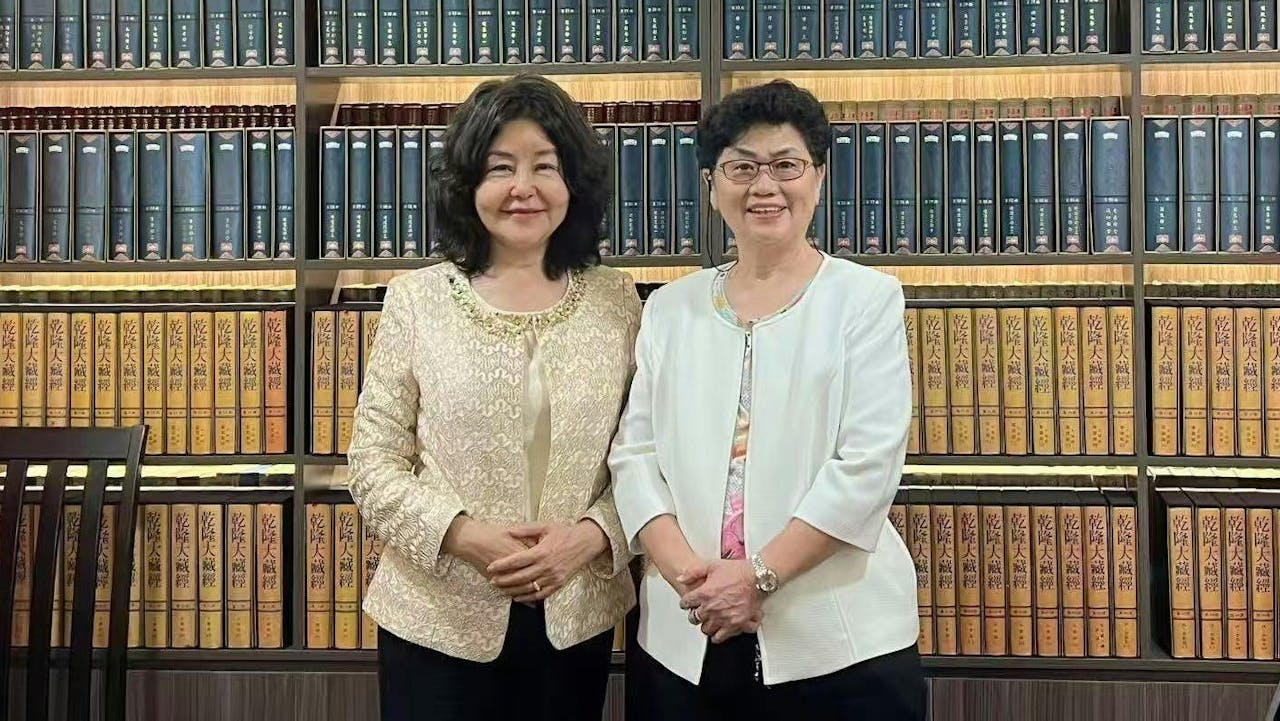 法住機構會長盧瑞珊（右）介紹法住機構圖書館的佛教經書藏書。（作者提供）