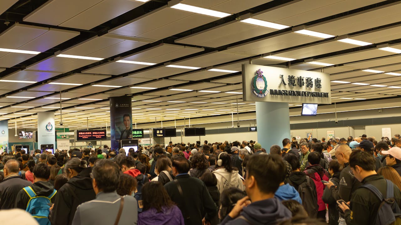 口岸人流密集，任何一個流程出現問題，都可能導致人員滯留。（Shutterstock）