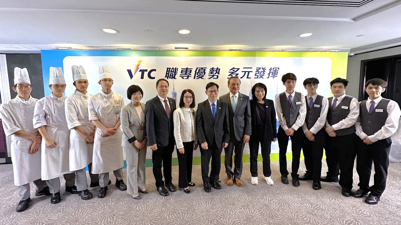 職業訓練局執行幹事唐智強（左八）及高層與中華廚藝學院學生合影。（作者攝）