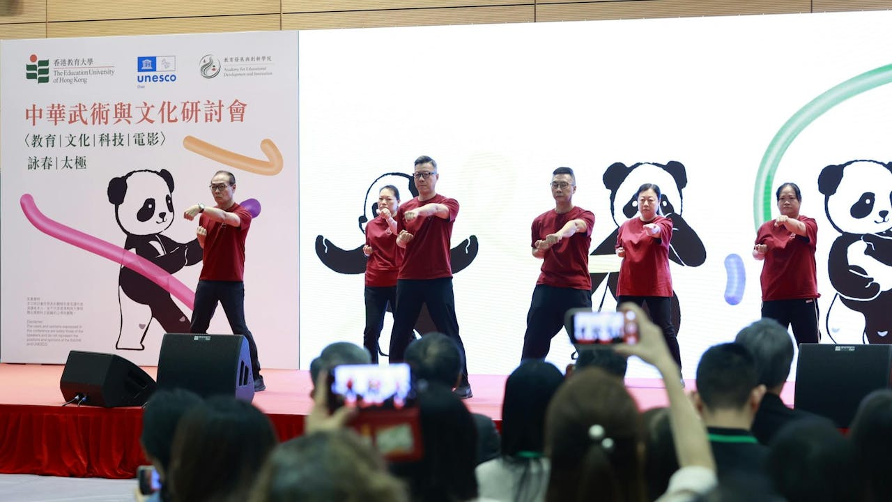 義務顧問劉覺真（右三）帶領一眾詠春師傅作示範表演。