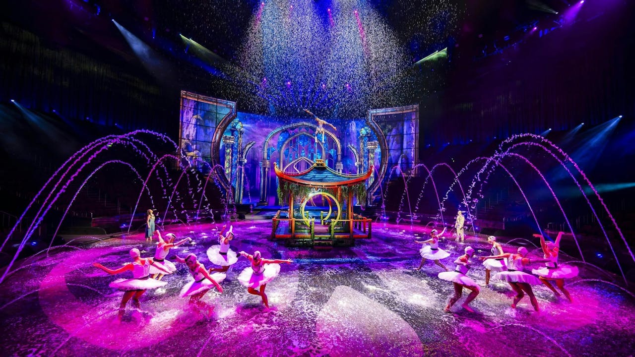 上周三的新版《水舞間》首演儀式星光熠熠，多位政府代表亦親臨現場觀演。（相片：新濠天地）