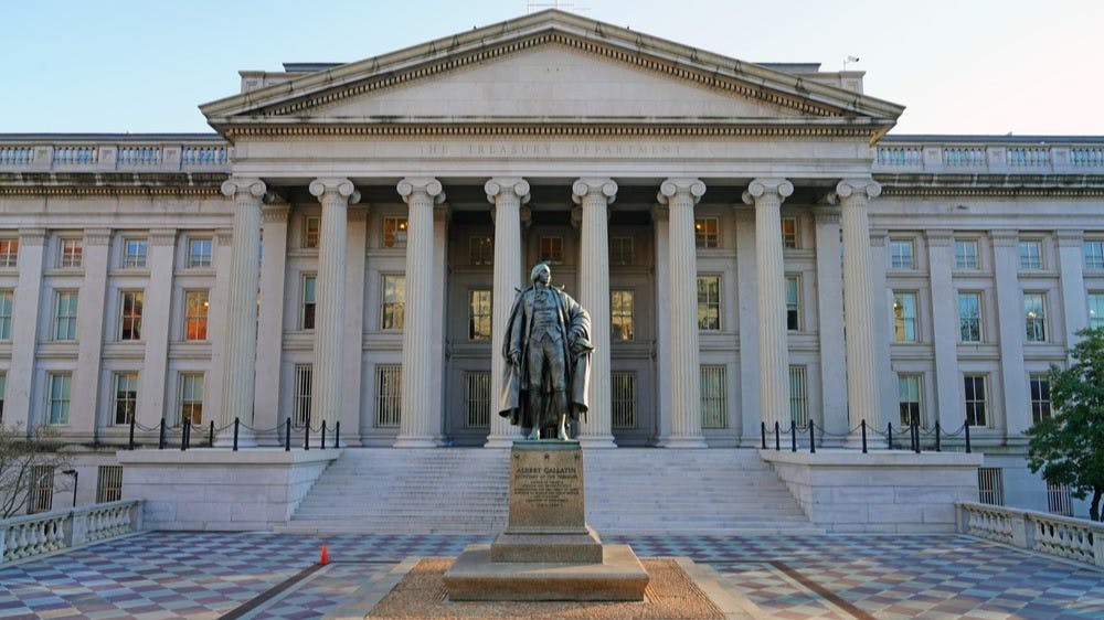 美國國債去年是GDP98%，2035年預計是134%，當然到時特朗普已下台。（Shutterstock）