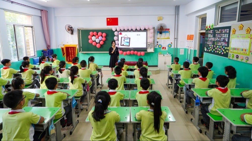 國家在今年制定《教育強國建設規劃綱要（2024—2035年）》時，AI與教育教學的深度融合被定位為「開闢教育發展新賽道」的核心引擎。（Shutterstock）