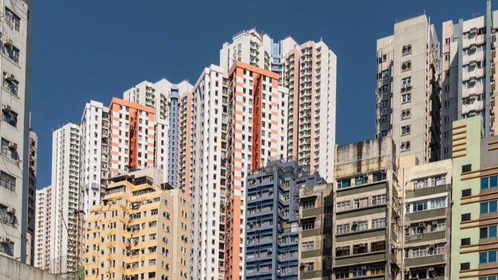 以壓力測試迫使銀行提高資本充足比率，至能夠承受住宅、辦公室及商舖價格累跌75%的衝擊，才是最穩健的選擇和做法。（Shutterstock）