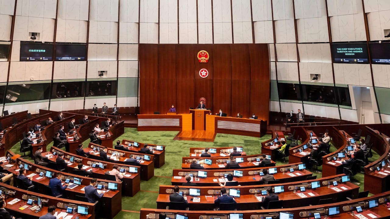 《2025年控煙法例（修訂）條例草案》，提出的多項辣招，這勢將影響香港國際形象。（Shutterstock）