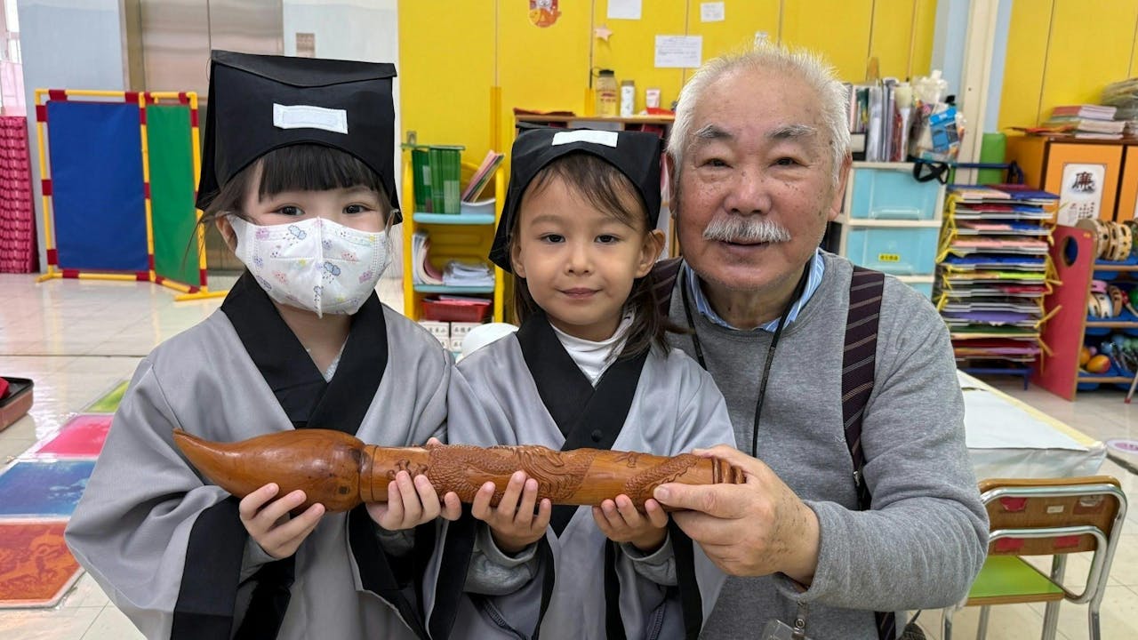在開筆禮的開始，毛筆博物館的張館長為幼兒示範使用文房四寶。（作者提供）