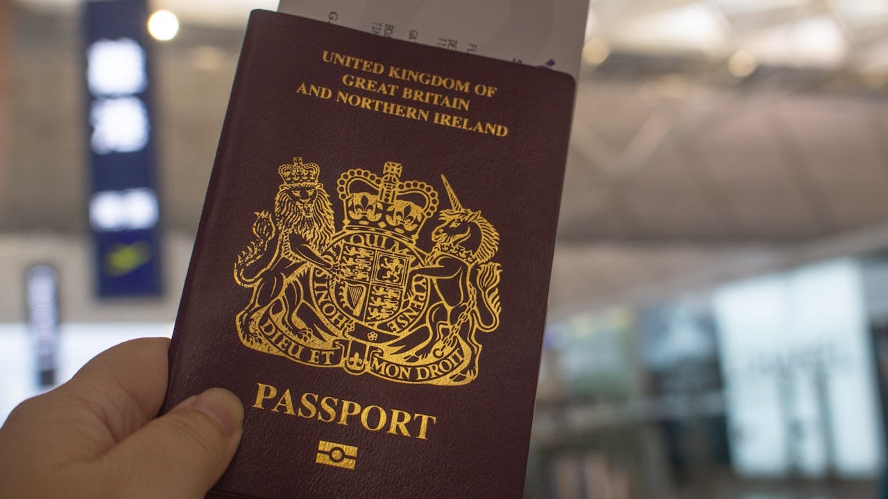 英國最近又收緊移民政策，提高英語要求，永久居留需要十年，令家庭團聚和長者移英增加困難。（Shutterstock）