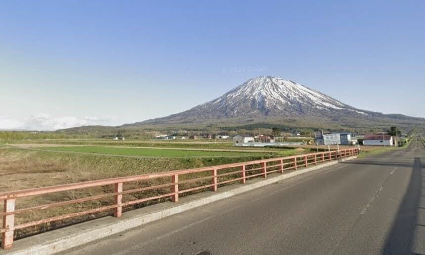 北海道羊蹄山遭中企違法伐林，日媒《週刊文春》揭「中國村」構想