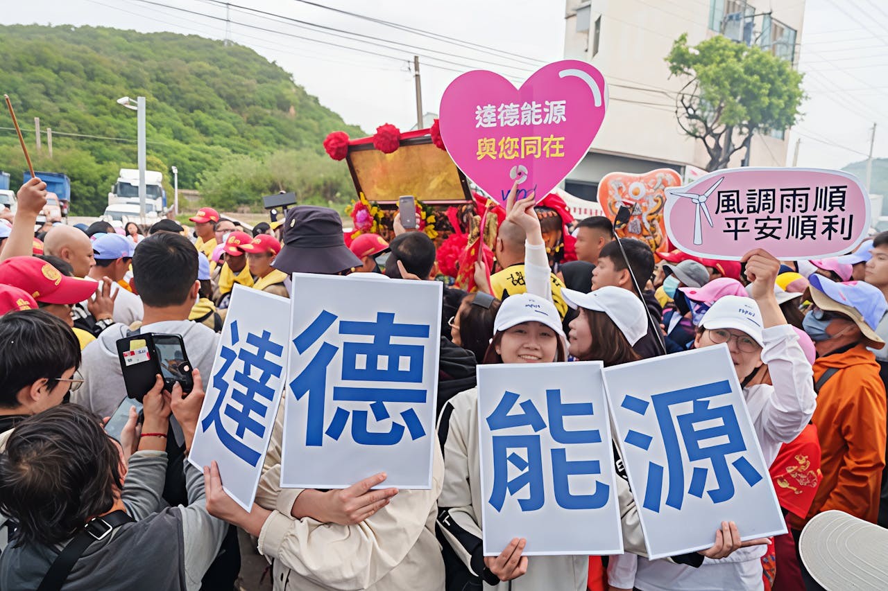 達德能源於大甲媽祖遶境時，設置太陽能行動充電站，讓綠能結合地方文化。