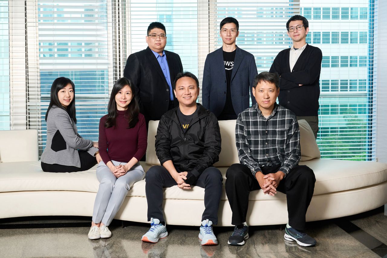 此次上雲專案展現了臺安醫院、Amazon Web Services (AWS)、顧問團隊的協同合作效率,成就一次典範雲端案例。左起(坐席) AWS 資深業務發展經理 Annie Lin、顧問團隊負責人 Janet Hsu、臺安醫院 IT 主任鄭敦仁、臺安醫院 IT 專案窗口袁令瑋。左起(站立) AWS 資深解決方案架構師 Mason Liu 、AWS解決方案架構師 Len Lin 、顧問團隊技術專家 Young Tsai 。 此次上雲專案展現了臺安醫院、Amazon Web Services (AWS)、顧問團隊的協同合作效率,成就一次典範雲端案例。左起(坐席) AWS 資深業務發展經理 Annie Lin、顧問團隊負責人 Janet Hsu、臺安醫院 IT 主任鄭敦仁、臺安醫院 IT 專案窗口袁令瑋。左起(站立) AWS 資深解決方案架構師 Mason Liu 、AWS解決方案架構師 Len Lin 、顧問團隊技術專家 Young Tsai 。