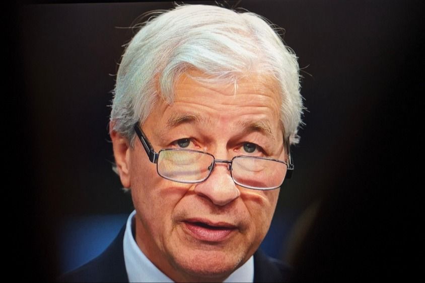 摩根大通執行長傑米·戴蒙（Jamie Dimon）表示，他職涯中最大的教訓之一，就是避免在週五疲憊時做出重大決策。｜Photo Credit: Shutterstock