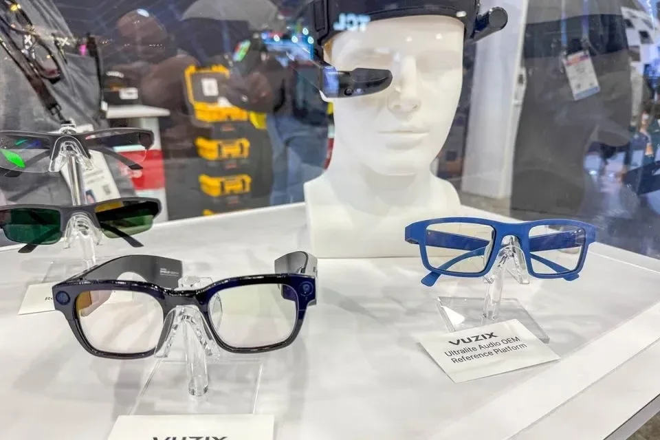 展示台上陳列著 Vuzix 的智慧眼鏡產品，模特兒配戴 AR 眼鏡進行展示。攝於 2026 年 1 月美國內華達州拉斯維加斯 CES2026 展會現場。 Photo Credit：座安あきの